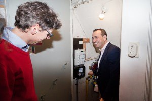 Gasloos wonen in Amsterdam met Triple Solar PVT-panelen. De wethouder sluit de gaskraan!