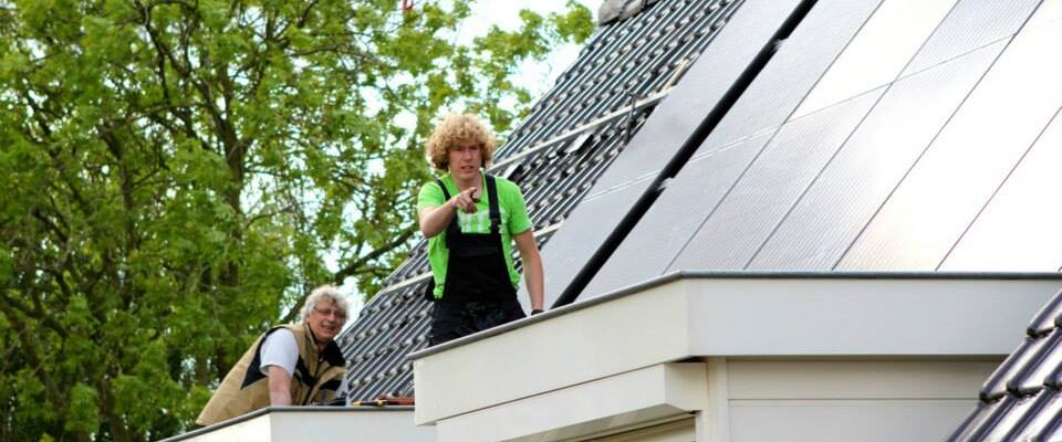 Installatie PVT zonnepanelen huis met hijskraan Triple Solar 02