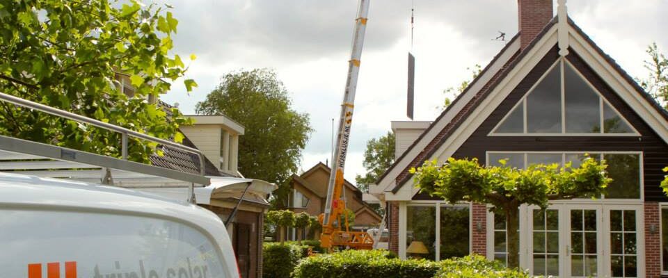 Installatie PVT zonnepanelen huis met hijskraan Triple Solar