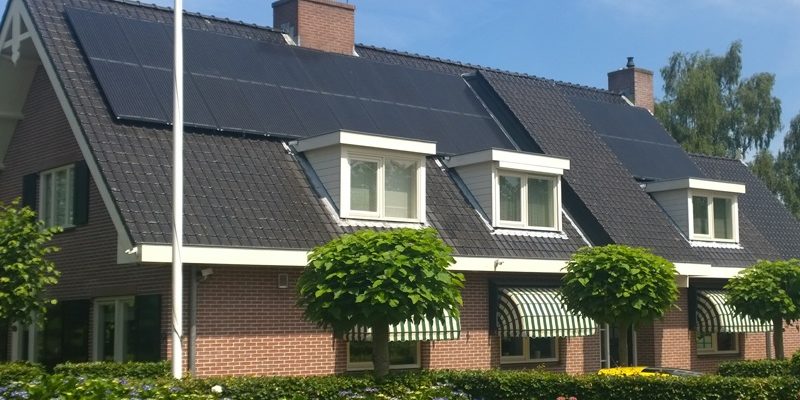 Triple Solar PVT zonnepaneel op het dak van huis particulier foto 1