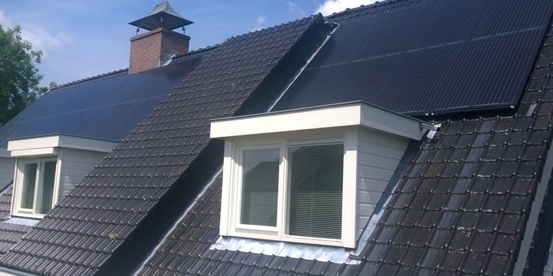Triple Solar PVT zonnepaneel op het dak van huis particulier