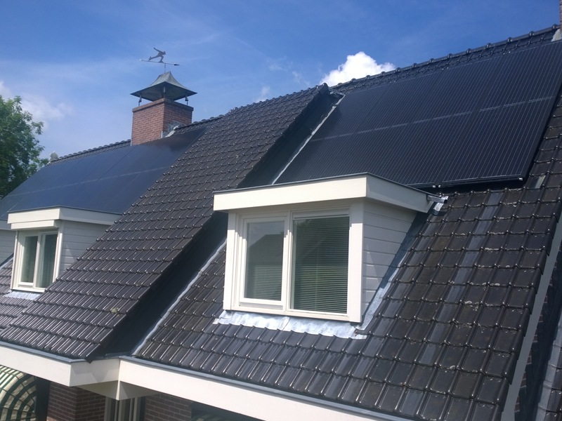 Triple Solar PVT zonnepaneel op het dak van huis particulier