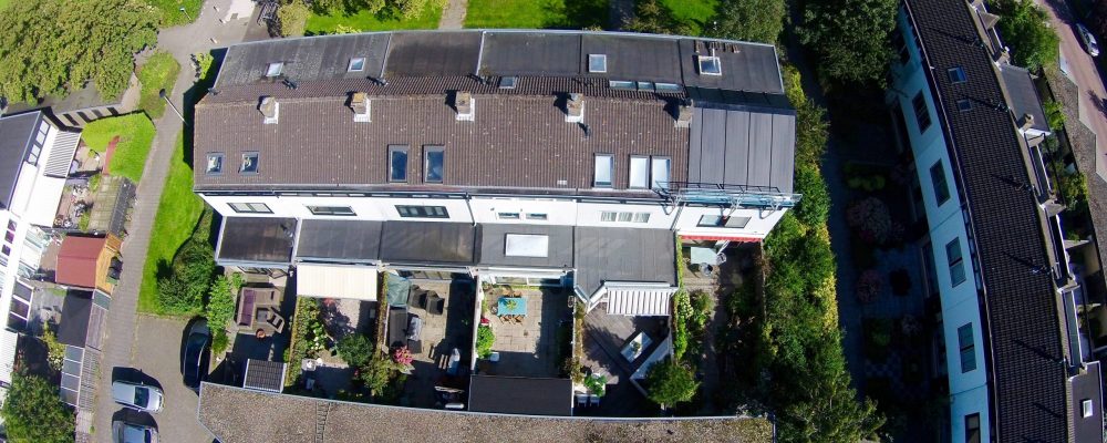 Warmte en elektriciteit van één dak met Triple Solar - drone foto vanuit de lucht