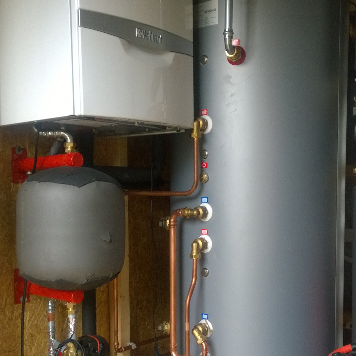 Triple Solar PVT tiny house warmtepomp Sustainer PVT panelen detail montage Sustainer installatie