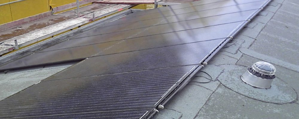 Triple Solar PVT paneel warmtepomp Voorschoten PVT panelen tijdens de montage