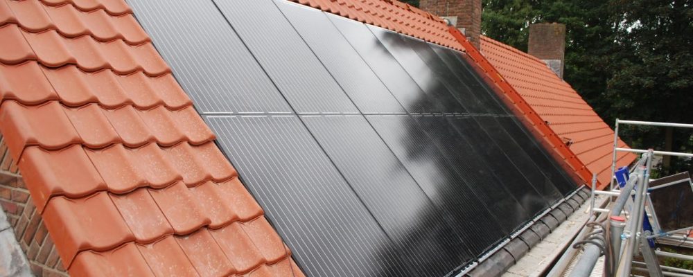 Triple Solar PVT panelen in dakpannen warmtepomppanelen 