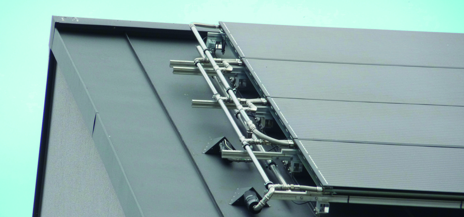 Triple Solar PVT paneel met zinkdak leidingwerk site