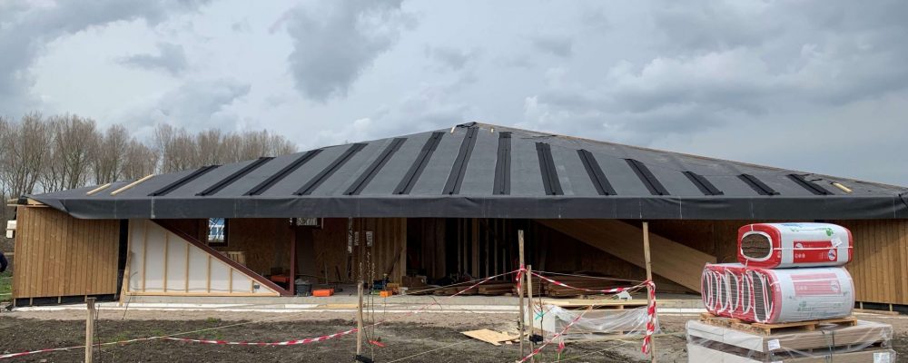 Triple-Solar-PVT-anlagen-Pyramidenhaus-Oosterwold-Almere-Studio-Öko-Eric-van-Doorn-Solar-photovoltaik-anlage-Dach-im Bau 01