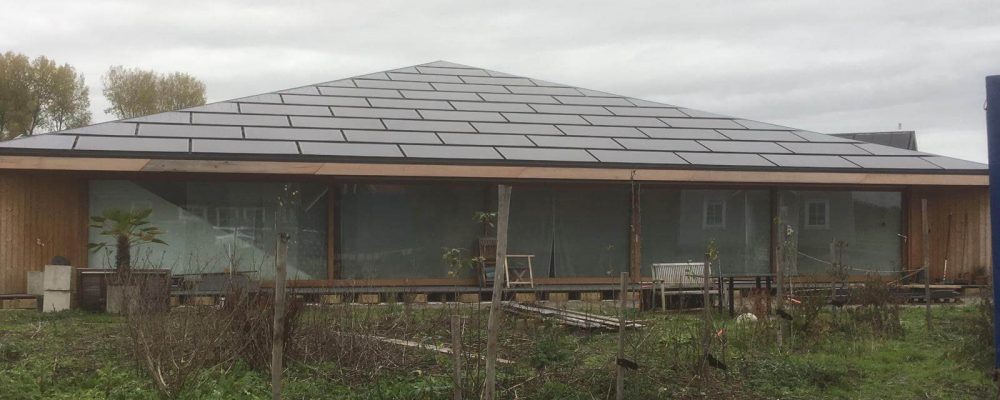 Triple-Solar-PVT-anlagen-Pyramidenhaus-Oosterwold-Almere-Studio-Öko-Eric-van-Doorn-Solar-photovoltaik-anlage-Dach-im Bau 02