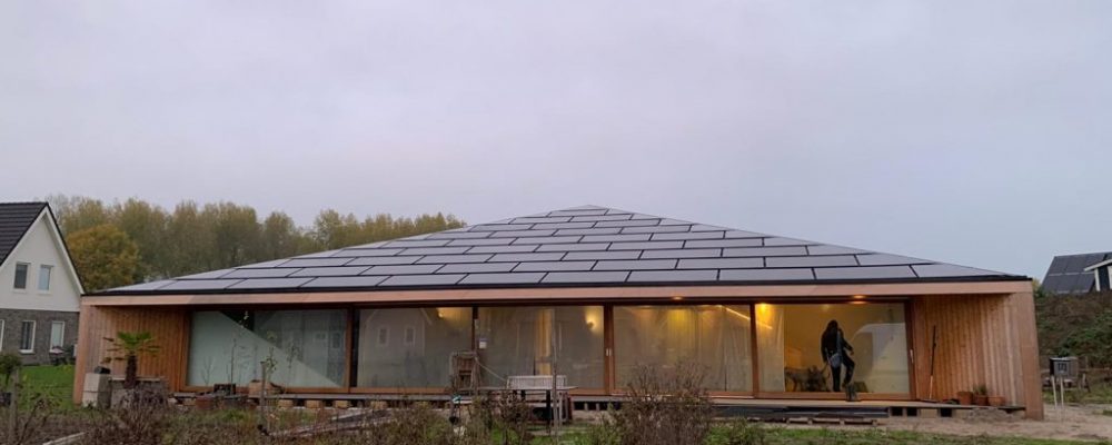 Triple-Solar-PVT-paneel-Pyramide-woning-Oosterwold-Almere-Studio-Eco-Interieur-Zonnepanelen-pyramid-house-solarpanel-03