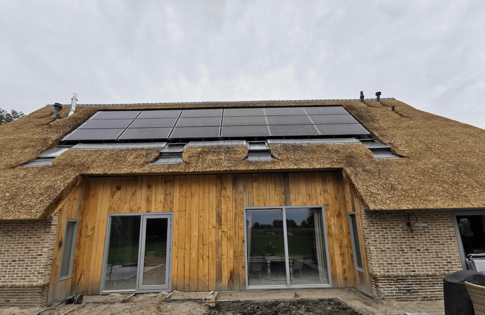 Triple-Solar-Rieten-dak-kap-pvt-zonnepanelen-warmtepomp-panelen-01a