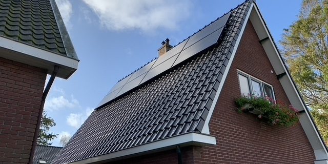 Aan het water Bukken huichelarij Jaren-30 huis gasloos verwarmen met PVT-panelen als bron warmtepomp