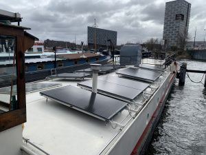 Woonschip Levantkade Amsterdam met PVT-panelen