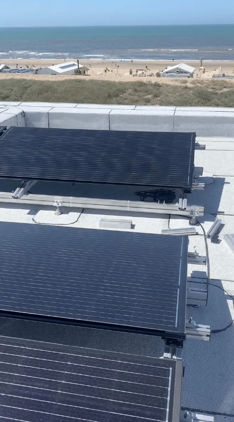 PVT-panelen worden geïnstalleerd op het dak