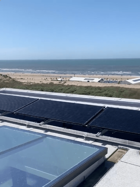 PVT-panelen op het dak aan het strand in aanbouw met PVT-panelen op het dak bij het strand