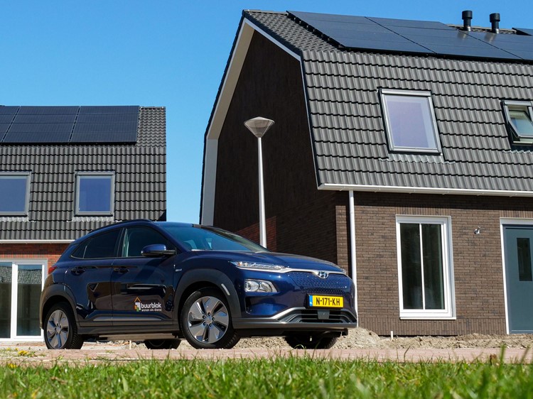 Buurblok-Woningcorporaties-Triple-Solar-PVT-panelen-warmtepomp-Dijkstra-Draaisma-wocozon-Nieuwbouw-woonfriesland-auto-voorkant