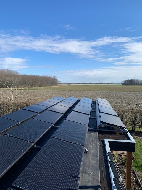 Triple-Solar-PVT-panelen-op-plat-dak-Middelstum-Groningen-Techisch-Installatiebedrijf-Bakker-LR-01
