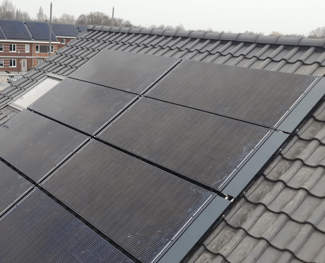 Meacase-s-Gravendeel-Hoffelijk-wonen-Triple-Solar-PVT-panelen-geinstalleerd-03