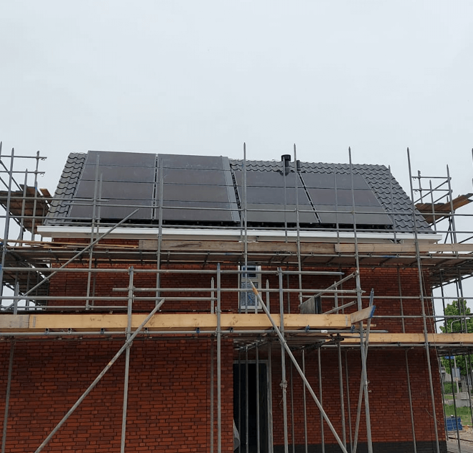 Meacase-s-Gravendeel-Hoffelijk-wonen-Triple-Solar-PVT-panelen-tijdens-installatie-Nieuwbouw-bouwnummer-05