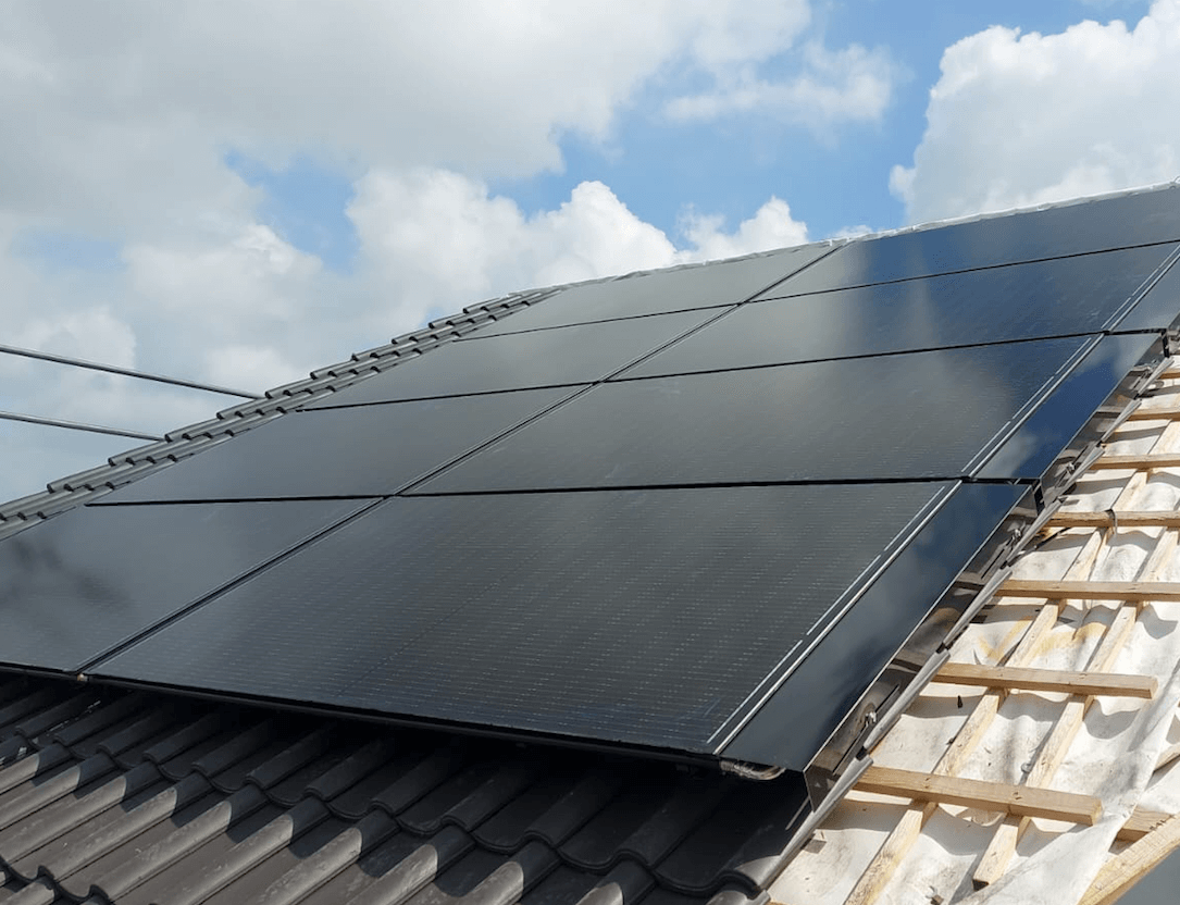 Meacase-'s-Gravendeel-Hoffelijk-wonen-Triple-Solar-PVT-panelen-tijdens-installatie-Nieuwbouw-bouwnummer-op-dak-06