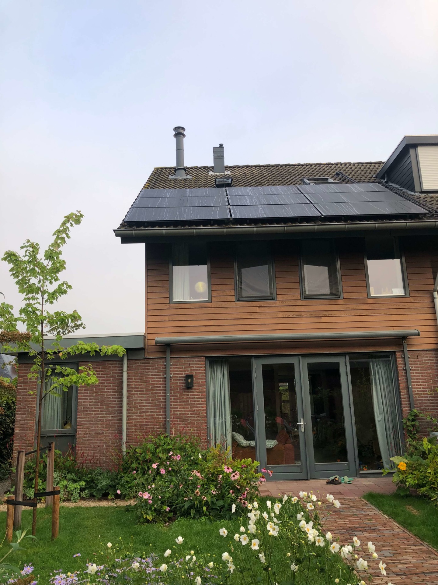 PVT-panelen-bron-water-water-warmtepomp-Triple-Solar-Arnhem-energy-bridge-achterkant-huis-01