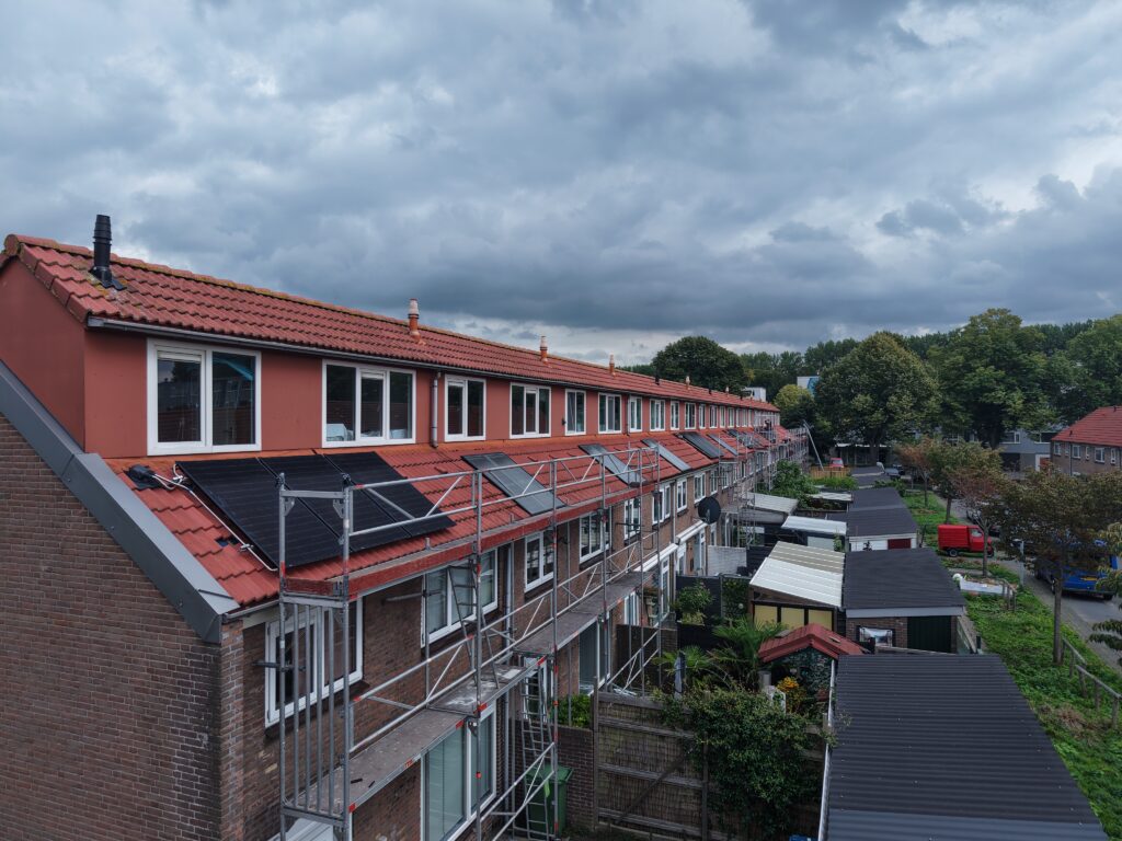 132 woningen in Alkmaar in hoog tempo van PVT-systemen voorzien